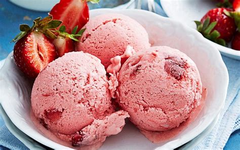 Es krim sejenis makanan semi padat yang dibuat dengan pembekuan tepung es krim atau campuran susu, lemak nabati/hewani, dll. Es Krim Yang Menyegarkan Dengan Resep Dan Cara Pembuatannya