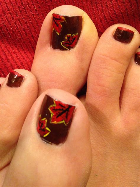 fall toe nails with leaves