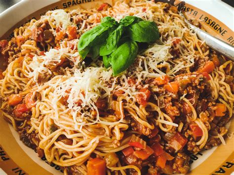 Spaghetti bolognese from homemade pastadough : pasta