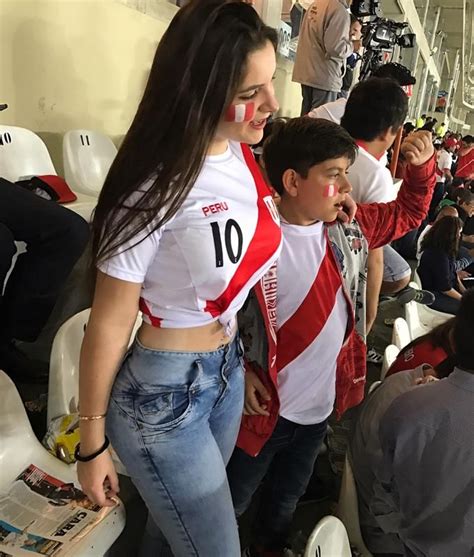 lindas peruanitas vistiendo la camiseta de la selección peruana seleccion peruana de futbol