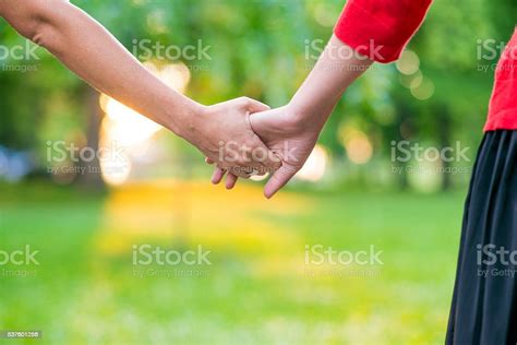 Photo Libre De Droit De Deux Femmes Tenant Mains Dans La Nature Couple De Lesbiennes Banque D