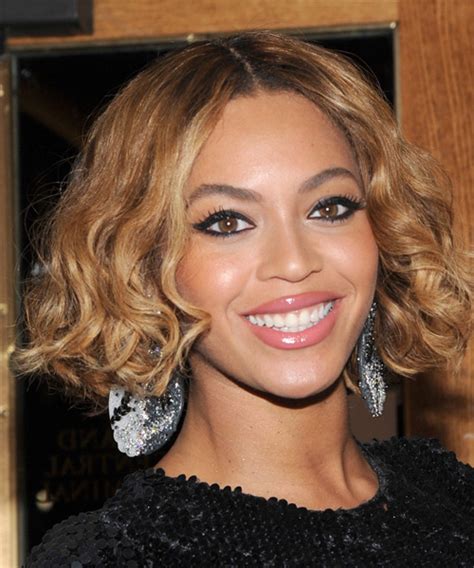 Beyonce shocking short pixie haircut debuts on instagram. Beyonce Knowles Short Wavy Casual Bob Hairstyle - Light ...