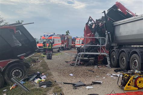 Unfall A14 Lastwagen Rast In Stauende Fahrer Stirbt Noch An Der
