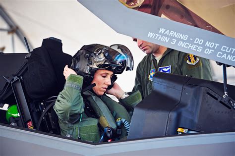 Its A Good Thing The F 35s 400k Helmet Is Stupid Cool Wired