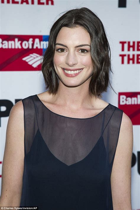 Anne Hathaway Is A Natural Beauty In Floaty Black Shift Dress At New