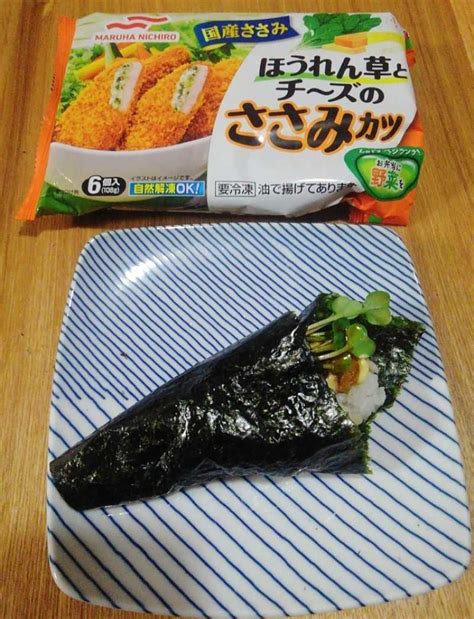 Makizushi (sushi made rolled in nori seaweed with a core of filling). 【ほとんどのダウンロード】 手 巻き 寿司 イラスト - 無料 ...