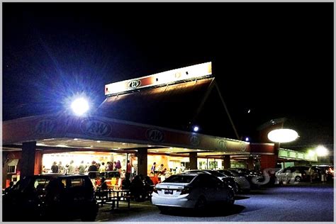 At one point, there was only two a&w outlets: SUPERMENG MALAYA: Jom Makan : The Iconic A&W Petaling Jaya
