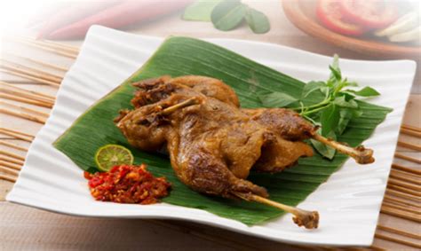 Hidangkan bebek goreng dengan nasi hangat, sambal dan lalapan. Resep bebek goreng empuk dan lezat | Resep ayam dan bebek