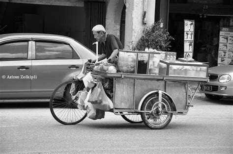 Bahkan ada motor roda tiga yang dirancang dengan desain motor sport kelas atas. Ceritera Touring: 'Cyclo - Tourism': Klang, Bandar Diraja ...