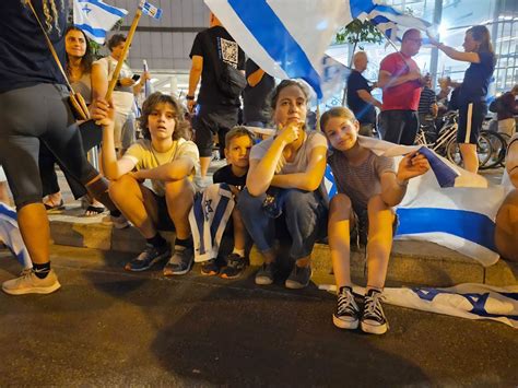 Borgåbördiga Louise Väntar På Evakuering Från Hemlandet Israel ”det är Inte Lätt Att Packa