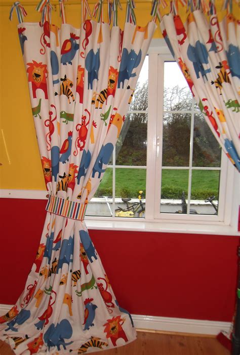 A variety of kids curtains and other window treatments are available to embellish bedrooms in a matter of minutes. Kids Bedroom Curtains - Sewing Projects | BurdaStyle.com