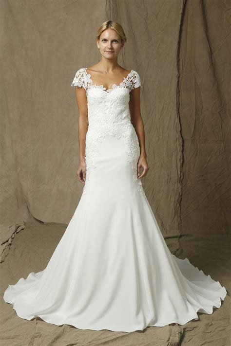 Top 3 Wedding Dresses Of The Week Insanely Pretty Trailing Lace Edition Glamour
