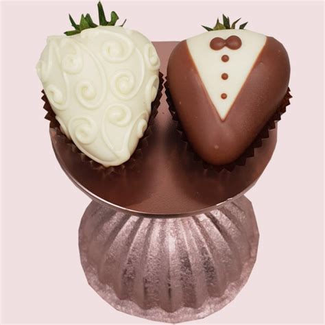 Fruity T Bride And Groom Classic Chocolate Covered Strawberries