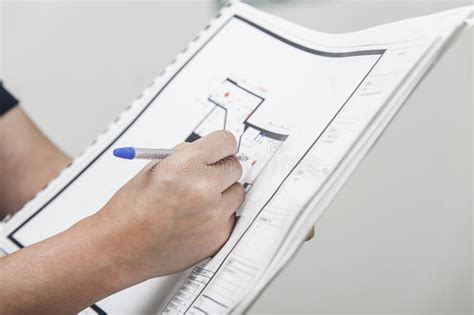 Ein grundrissplaner ist ein programm zur erstellung von grundrissen am computer oder tablet. Zeichnung Der Neuen Wohnung Stockfoto - Bild von hand ...