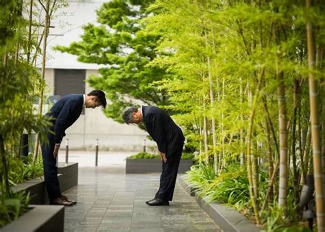 Ojigi Budaya Membungkuk Yang Menunjukkan Status Sosial Di Jepang Pitutur