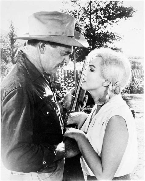 behind the scenes photographs of marilyn monroe and clark gable on the set of “the misfits