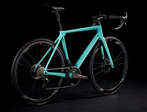 FIRST LOOK: BIANCHI SPECIALISSIMA | Road Bike Action
