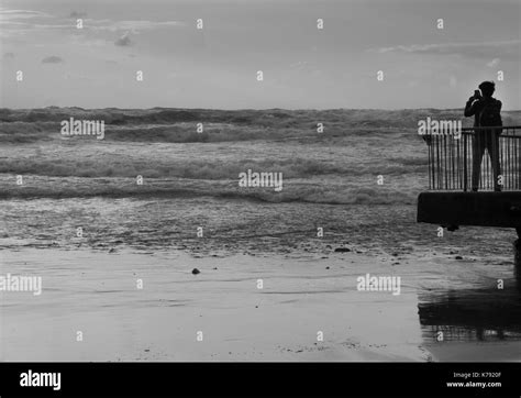Vista Posterior De Un Turista Tomando Fotos Con El Smartphone Storm De Mar Frente Mar En Blanco