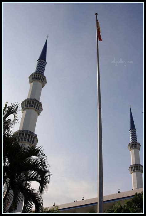 The background of the flag features 14 alternating white and red. Jalur Gemilang with the minarets. | imkjgallery.com | Flickr