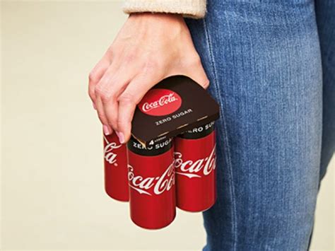 coca cola vervangt plastic omverpakking door kartonnen houder