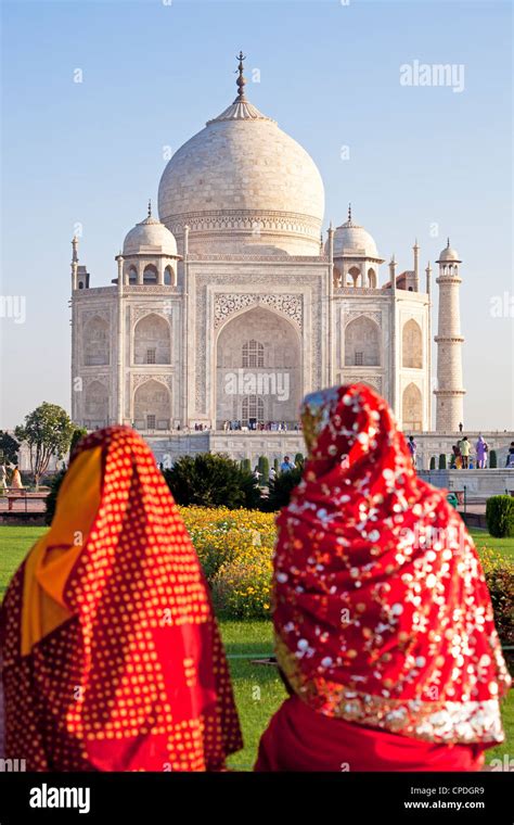 Geben Sie Frauen In Bunten Saris Am Taj Mahal Unesco World Heritage Site Agra Uttar Pradesh