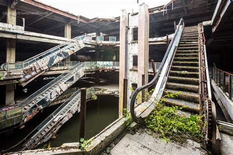 New world mall bangkok from afar might seem just like any ordinary abandoned mall. Abandoned shopping mall in Bangkok, amazing aquarium with ...