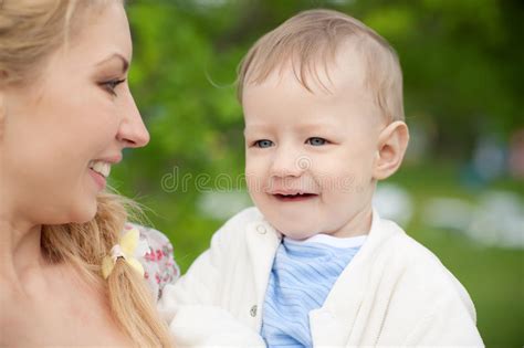 Мать и сынок стоковое фото изображение насчитывающей влюбленность