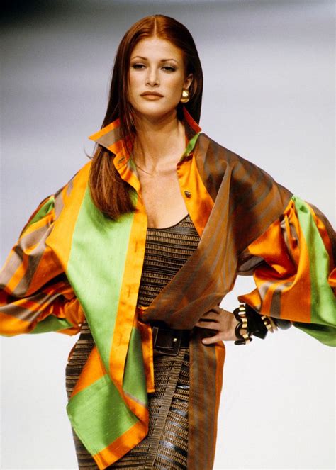 Runway Shows Of The 1990s Fashion Angie Everhart 1990s Fashion