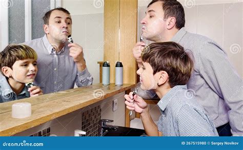 Papai E Seu Filho Se Divertem No Banheiro Barbeando Juntos Filme V Deo De Lifestyle Higiene