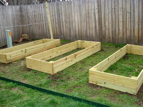 While our first few raised garden beds were very basic, 2×8's held together at the corners with 4×4's, i designed this 4'x4′ diy raised bed to have a more polished look, perfect for any backyard. 10 Inspiring DIY Raised Garden Bed Ideas | Do it yourself ...