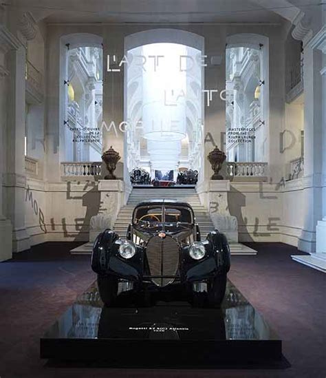 LArte DellAutomobile Parigi Entrata Museo Auto A Parigi Con L Auto