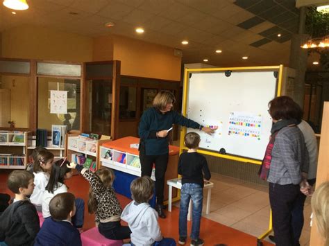 · use a large cardboard paper and craft foam letters of different colors to make it visually attractive. Alphabet arc-en-ciel ~ Bibliothèque de Saint-Gély du Fesc
