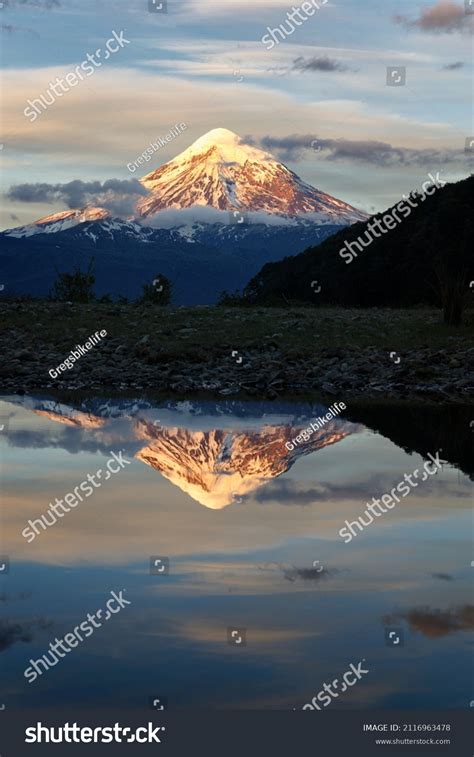 Stunning Sunset Landscape Over Lanin Volcano 庫存照片 2116963478 Shutterstock