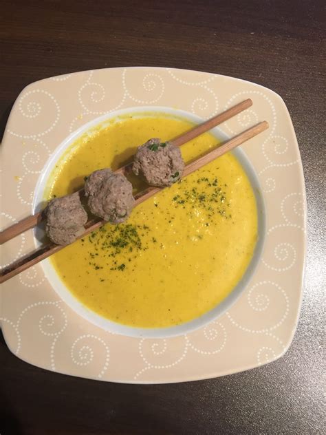 Wer mais liebt, der steht auf diese gemüsesuppe mit viel inhalt! Möhrensuppe mit Kokos und Hackbällchen | Rezept | Möhren ...