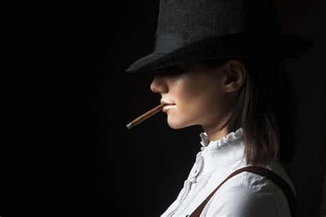 Hermosa Mujer Morena Sexy En Sombrero Fumar Cigarrillo Foto Premium