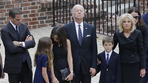Hunter and kathleen biden's youngest child maisy was born in 2001 and is close in age to sasha joe biden holds his grandson hunter on stage at the 2008 democratic national convention. Joe Biden, el candidato que sobrevivió a todas las desgracias