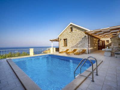 Tiefblau liegt die glitzernde wasseroberfläche der adria vor der kroatischen küste. Ferienhäuser in Kroatien direkt am Meer