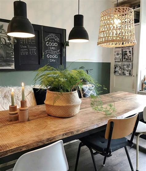 Esszimmer mit rustikalem Holztisch und grüner Wand im scandi Look, #coolpaintedwall #Esszimm