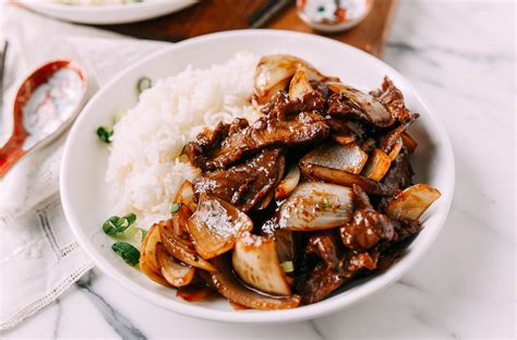 Beef Onion Stir Fry Quick Chinese Recipe The Woks Of Life Mytaemin