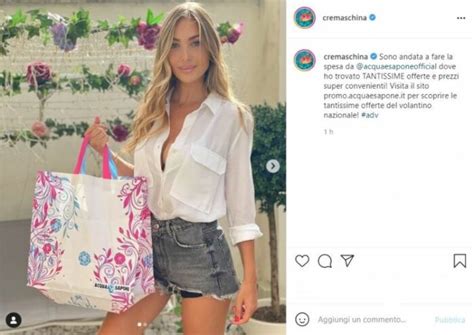 Laura Cremaschi Esce A Fare La Spesa Le Buste Pesano La Camicia Si Apre