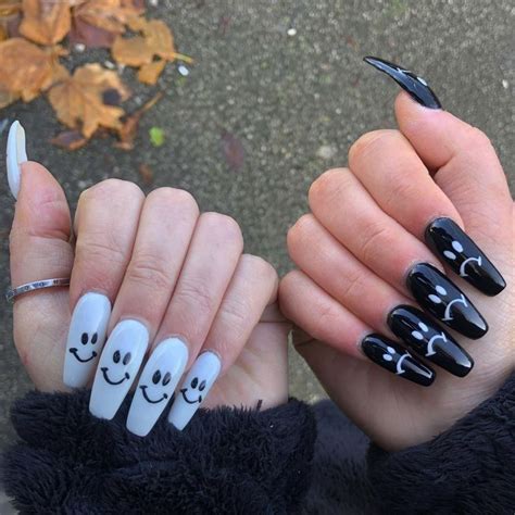 Pin By Anna On Nails In 2020 Grunge Nails Edgy Nails Anime Nails