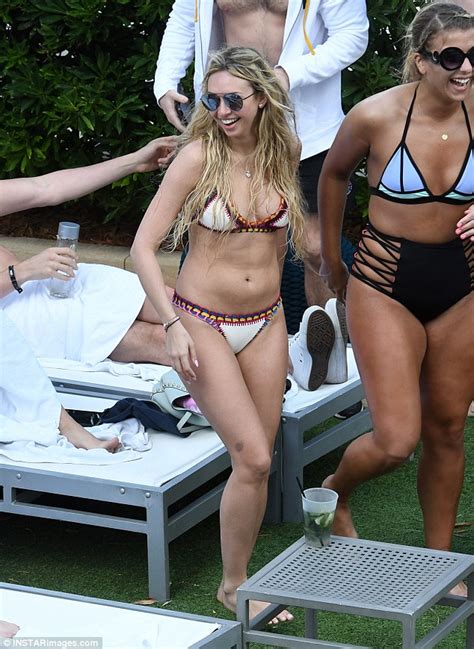 The Bachelors Corinne Olympios Flashes Derriere In Miami Daily Mail