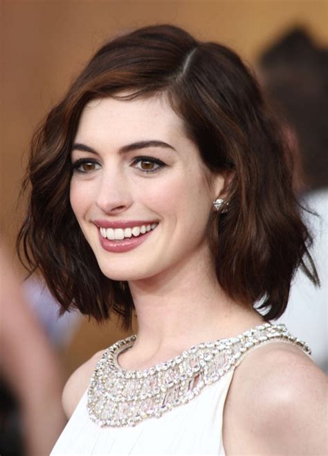 Anne Hathaway Flawless Wavy Bob Medium Hair Styles Short Hairstyles