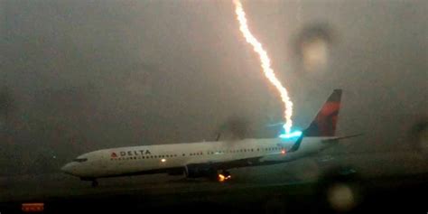 Delta Airplane Struck By Lightning On Runway Huffpost Uk