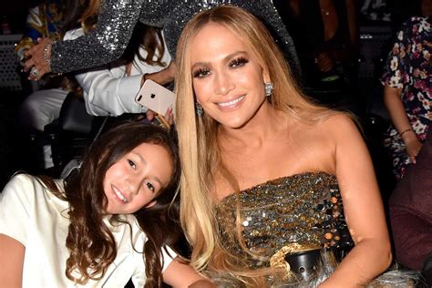 Jennifer Lopez Sings With Daughter Emme
