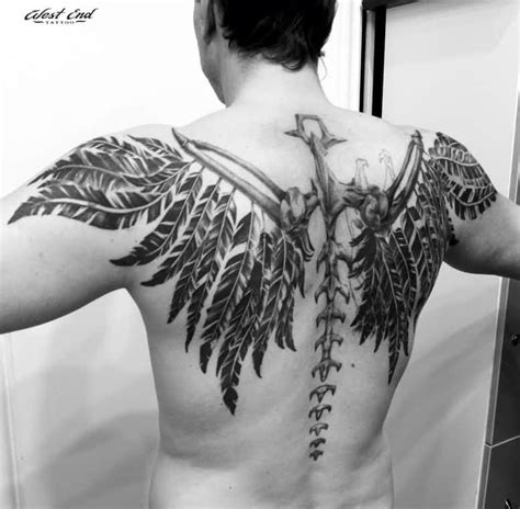 Татуировка крылья на спине фото работа выполнена в тату студии West End СПб