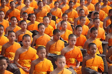 Grupo De Hombres Con Tops Naranjas Durante El Día Tailandia Budistas