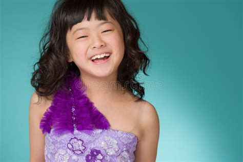 Jong Japans Meisjesportret Met Viool Stock Foto Image Of Glimlach