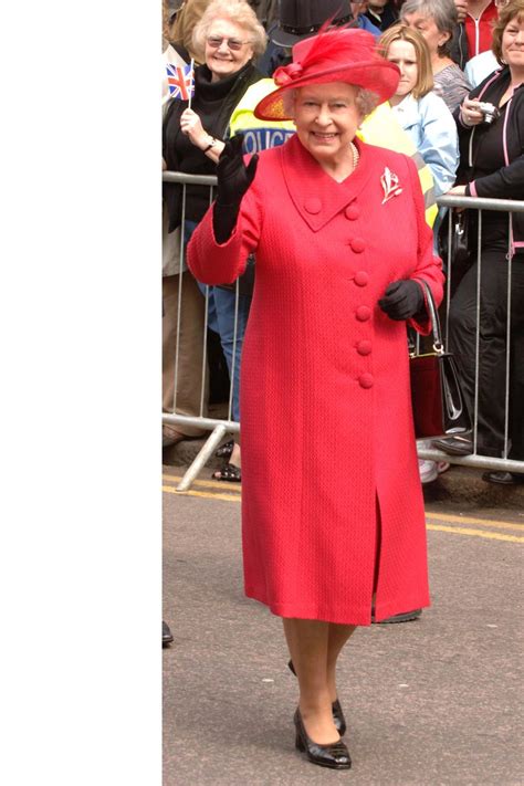 Queen Elizabeths Best Style Moments Over The Years Queen Elizabeth