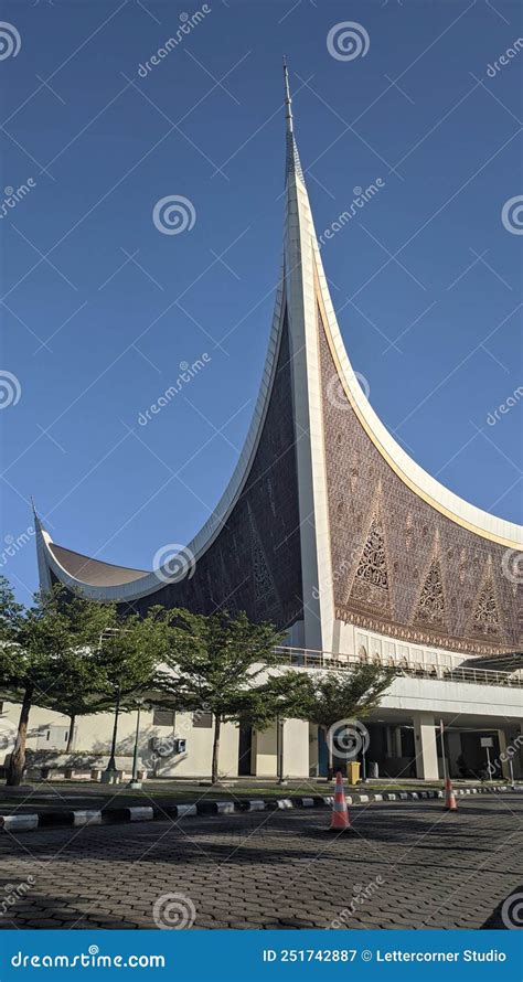 Masjid Raya Sumatra Barat Stock Image Image Of Reflection 251742887